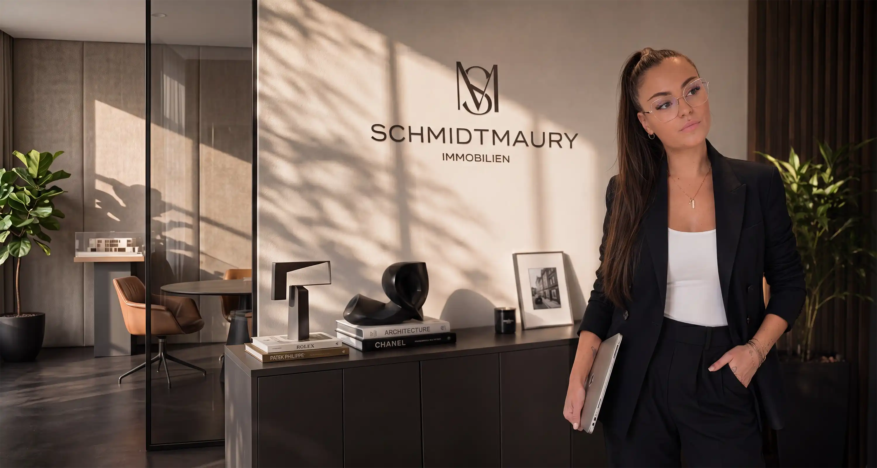 Inhaberin von Schmidt Maury Immobilien in ihrem Büro