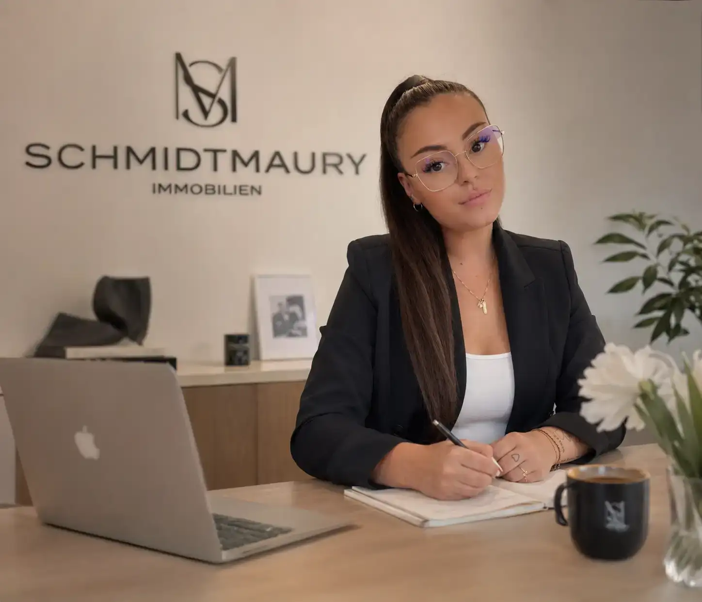 Inhaberin von Schmidt Maury Immobilien an ihrem Schreibtisch